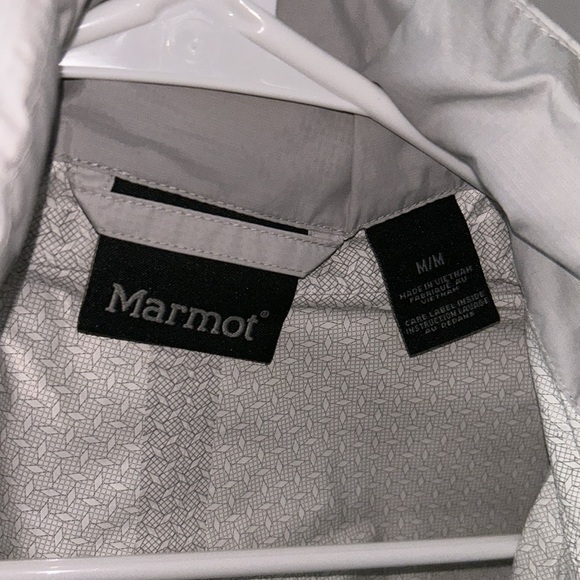 🩷Marmot light gray sz medium women’s rain jacket - Picture 3 of 5